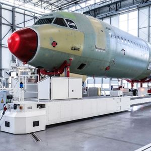Malgré des investissements importants et un recours massif à la robotique, l'usine Airbus de Hambourg peine à livrer ses monocouloirs dans les temps.
