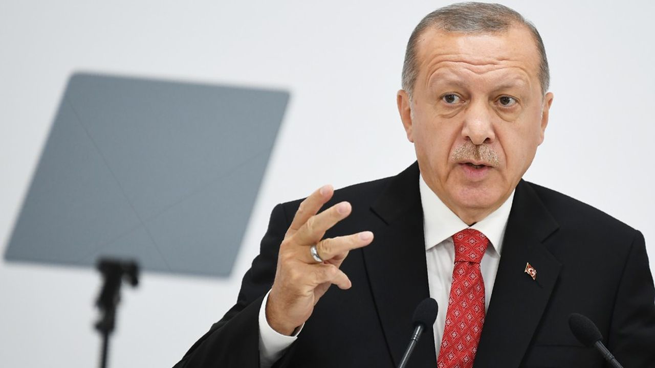 A l'issue du G20 d'Osaka, le 29 juin, Recep Tayyip Erdoğan s'adresse à la presse. Avec le départ de l'AKP d'un de ses proches alliés, Ali Babacan, le président turc essuie un nouveau revers.