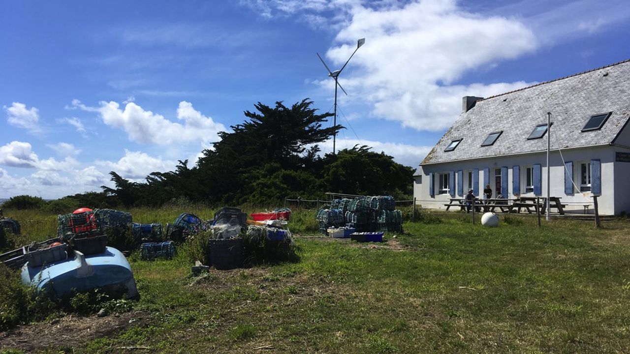 A Saint-Nicolas, dans l'archipel des Glénan (Finistère), le compresseur du centre de plongée est désormais utilisé comme un stockage d'électricité verte. Celle-ci est notamment produite par l'éolienne installée sur l'île il y a une vingtaine d'années.
