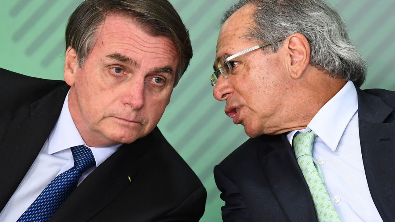 Jair Bolsonaro accompagné de son ministre de l'Economie, Paulo Guedes, le 12 janvier 2019