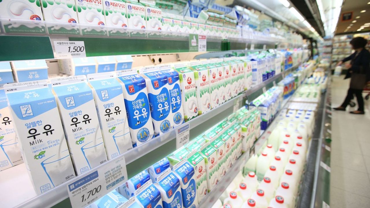 S. Korea to resume milk exports to China after 14-month break This undated file photo shows packs of sterilized milk displayed on shelves at a discount store in Seoul. A five-ton shipment of sterilized milk is expected to arrive in China the same day, marking the first shipment of South Korean milk to China in 14 months, according to the Ministry of Agriculture, Food and Rural Affairs. Shipments of sterilized milk to China have been suspended since May 2014, when Beijing revised its law to accept shipments of milk from registered foreign exporters only. (Yonhap)/2015-07-20 16:38:27/ < 1980-2015 YONHAPNEWS AGENCY. .>/yonphotos087741//1507200944