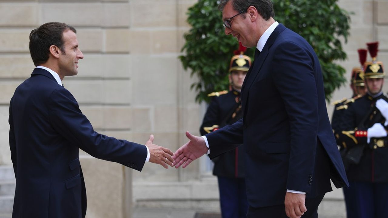 Le président Emmanuel Macron reçoit pour un entretien son homologue serbe, Alexander Vucic, à l'Elysée le 17 juillet 2018.