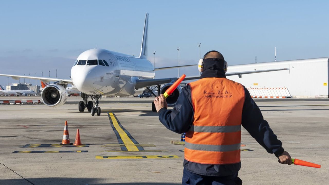 Avion Airbus de la compagnie aerienne Air France, technicien de piste, terminal 2Fpersonnel, employe, RZATransport aerien