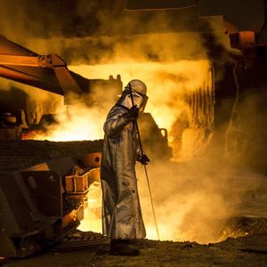 La production d'acier a baissé en Europe : selon la World Steel Association, le recul s'est élevé de 2,4 % sur les cinq premiers mois de l'année, alors qu'elle progressait au total de 5 % dans le monde (et même de 10 % en Chine)