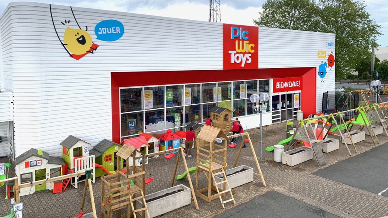 43 des magasins français de Toy'R'Us repris en octobre dernier par Jellej Jouets en partenariat avec la chaîne de magasins de jouets Picwic affichent leur nouvelle enseigne et logo PicWicToys.