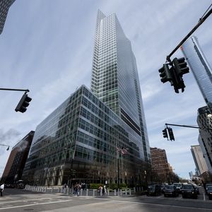 Dix ans après la crise, les grandes banques de Wall Street ont presque toutes mis en place des programmes dédiés à leurs anciens employés. Au sein des grandes banques américaines, Goldman Sachs a développé le réseau le plus étendu.