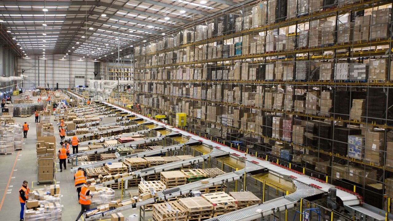 Dès 2006, Amazon a proposé aux vendeurs de stocker leurs produits dans ses entrepôts et d'en assurer la logistique. La « place de marché » représentait 60 % des ventes sur le site du géant d'e-commerce l'an dernier, deux fois plus qu'il y a dix ans.