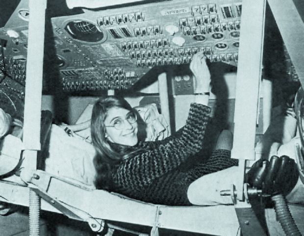 Margaret Hamilton, qui a conçu le programme de l'ordinateur des missions Apollo, dans le module de commande.