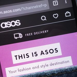 Asos est une des entreprises pionnières dans le e-commerce, avec des marchandises distribuées dans plus de 230 pays auprès de 15 millions de clients.