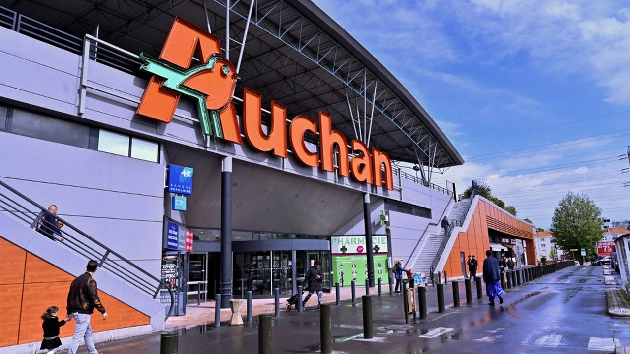 Le magasin de Villetaneuse, seul hypermarché parmi les vingt sites dont Auchan veut se séparer, fait partie des dix points de vente qu'intéresse un acquéreur potentiel.