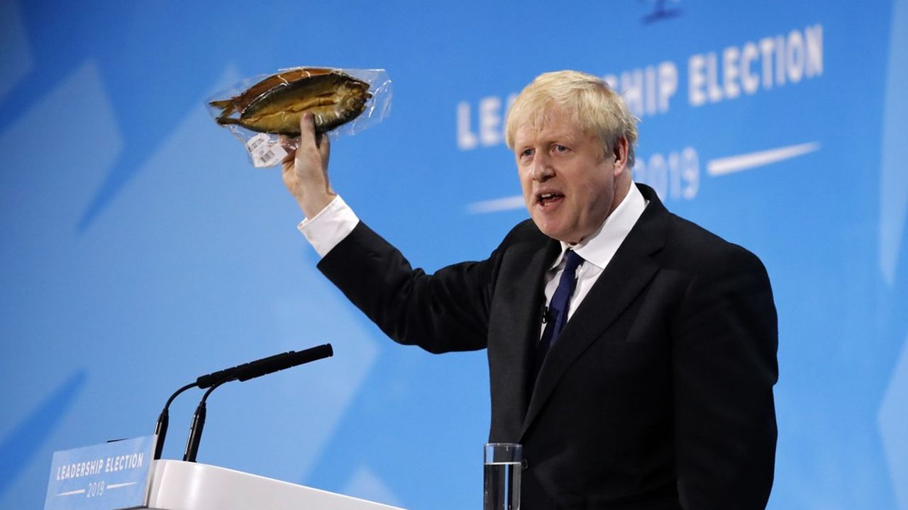 Boris Johnson et son hareng fumé, mercredi soir devant les militants du parti, lors d'un meeting à Londres.