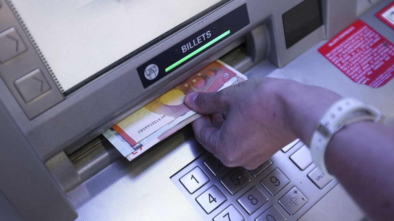L'objectif de Cartes Bancaires est d'augmenter la commission, versée par la banque du porteur de carte à celle qui gère le distributeur où est fait le retrait, « autour de 1 euro », contre 57 centimes aujourd'hui.