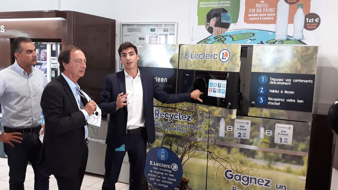 Michel-Edouard Leclerc (au centre) a inauguré une machine de récupération de bouteilles en plastique dans l'hypermarché de Rouffiac-Tolosan, en banlieue toulousaine. 30 des 37 hypermarchés de l'enseigne en Occitanie sont d'ores et déjà équipés.