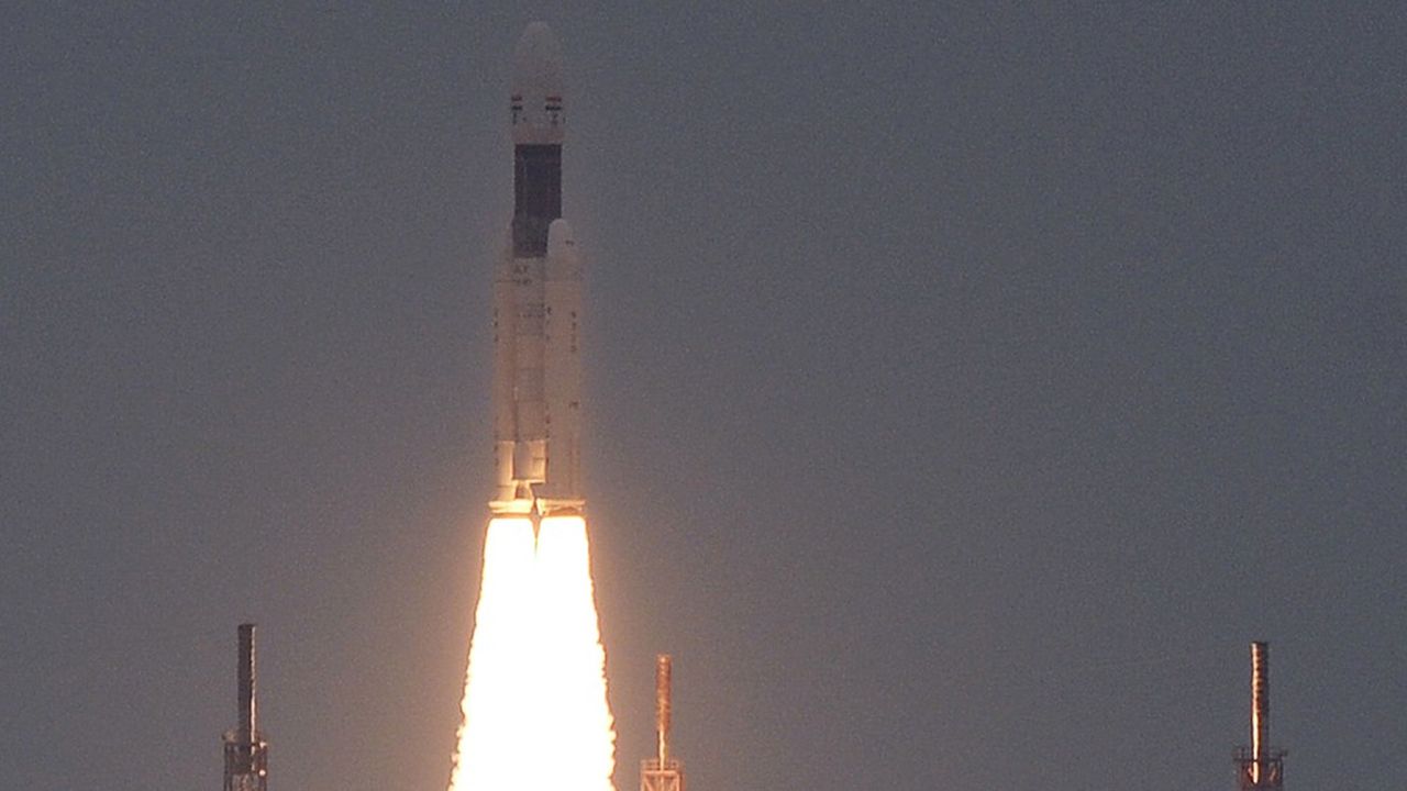La fusée GSLV-MkIII, le plus puissant lanceur de l'agence spatiale indienne ISRO, s'est envolée, lundi, à l'heure prévue depuis le pas de tir de Sriharikota, dans le sud-est du pays.