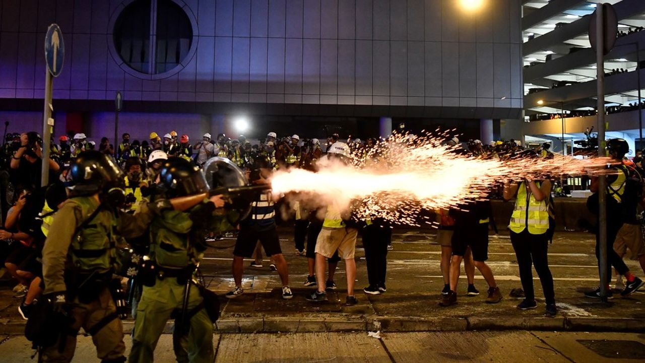 Les policiers de Hong Kong ont eu recours à des balles en caoutchouc et aux gaz lacrymogènes pour disperser les manifestants tandis que des gangs armés ont violemment pris à partie les protestataires.