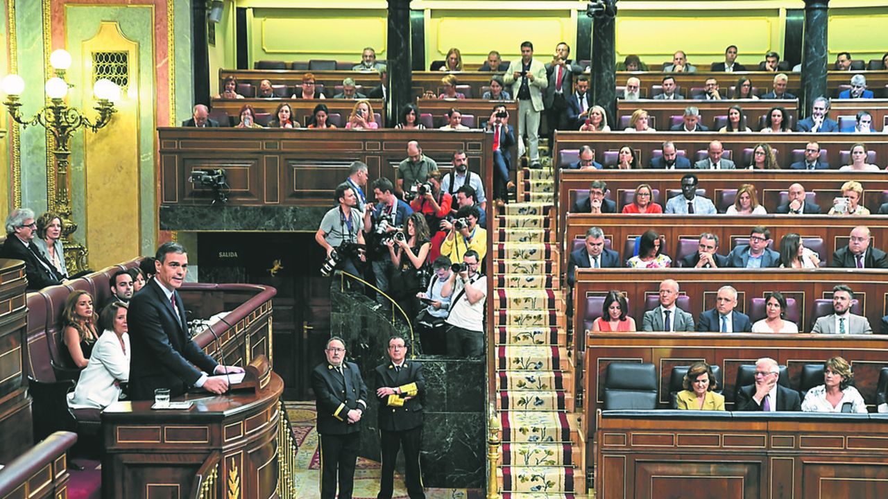 Pedro Sánchez se soumet ce mardi au vote du parlement pour un deuxième mandat sans avoir réuni de majorité. (Photo by OSCAR DEL POZO/AFP)