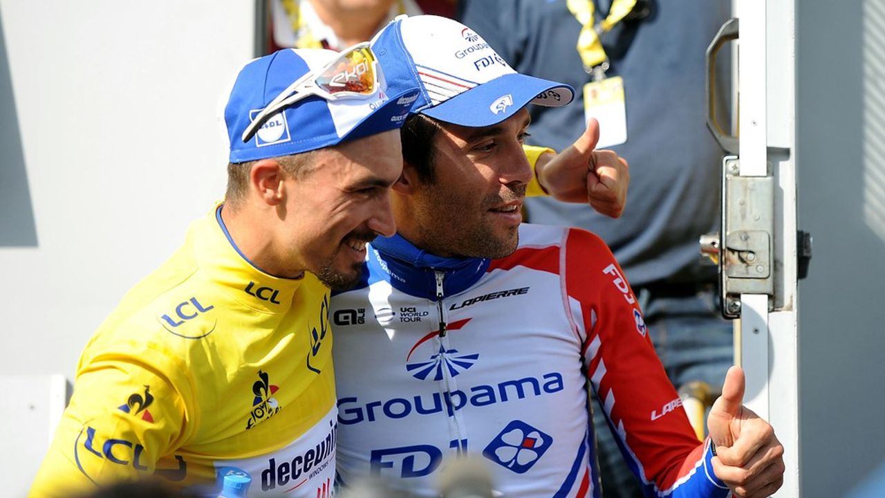 Julian Alaphilippe, maillot jaune, et Thibaut Pinot, vainqueur de l'étape au sommet du col du Tourmalet.