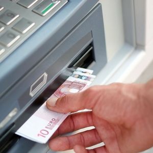 Selon la Banque de France, une majorité de Français accède sans difficulté à un distributeur automatique de billets. 