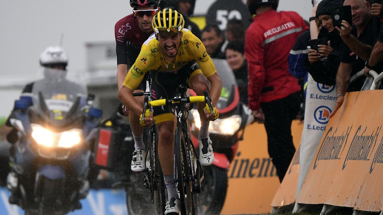 Julian Alaphilippe (ici avec le maillot jaune à l'arrivée de l'étape de dimanche) et Thibaut Pinot sont parmi les favoris de cette édition du Tour de France.