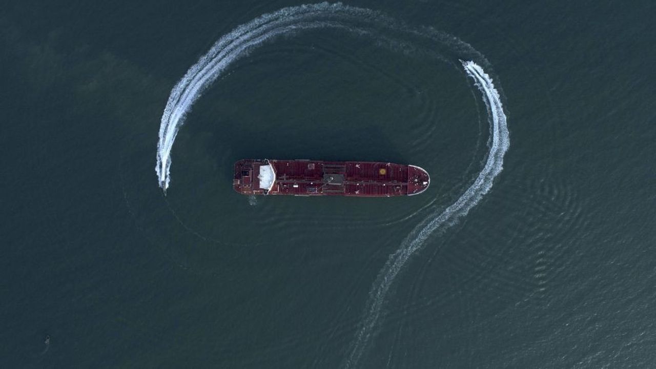 Dimanche 21 juillet 2019, une photo aérienne montre un bateau rapide des Gardes iraniens de la révolution décrivant des cercles autour du pétrolier britannique « Stena Impero », qui a été saisi dans le détroit d'Hormuz vendredi dans le port iranien de Bandar Abbas.