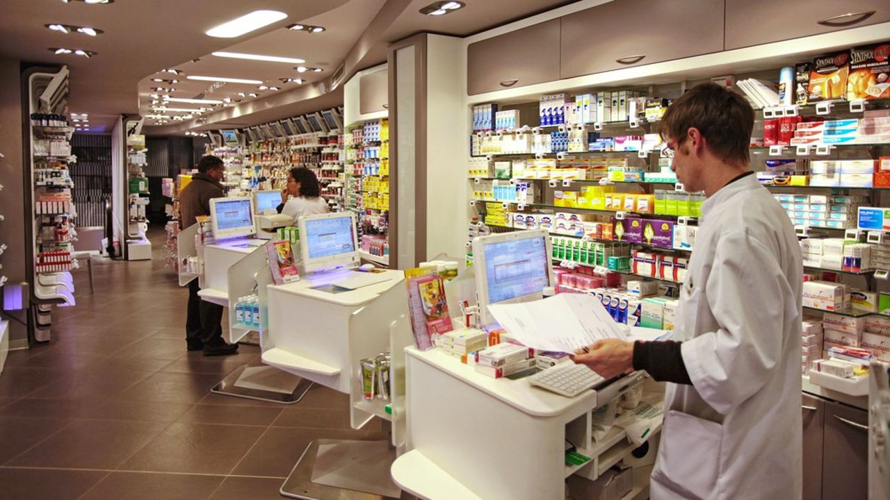 En France, la Sécurité sociale paie 1 milliard d'euros les stocks d'avance et les livraisons dans les 24 heures aux pharmacies.