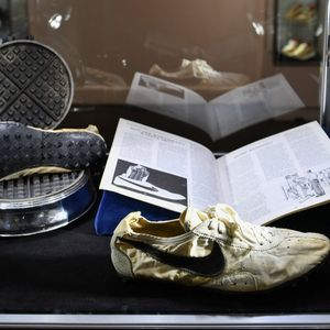 L'histoire de la ' Moon Shoe ', modèle acquis par Miles Nadal pour 437.500 dollars, est intimement liée au gaufrier qui a inspiré la forme de sa semelle.
