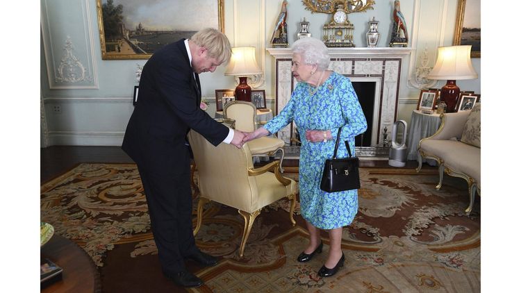 Investi par la Reine, le nouveau Premier ministre prend ses quartiers à Downing Street