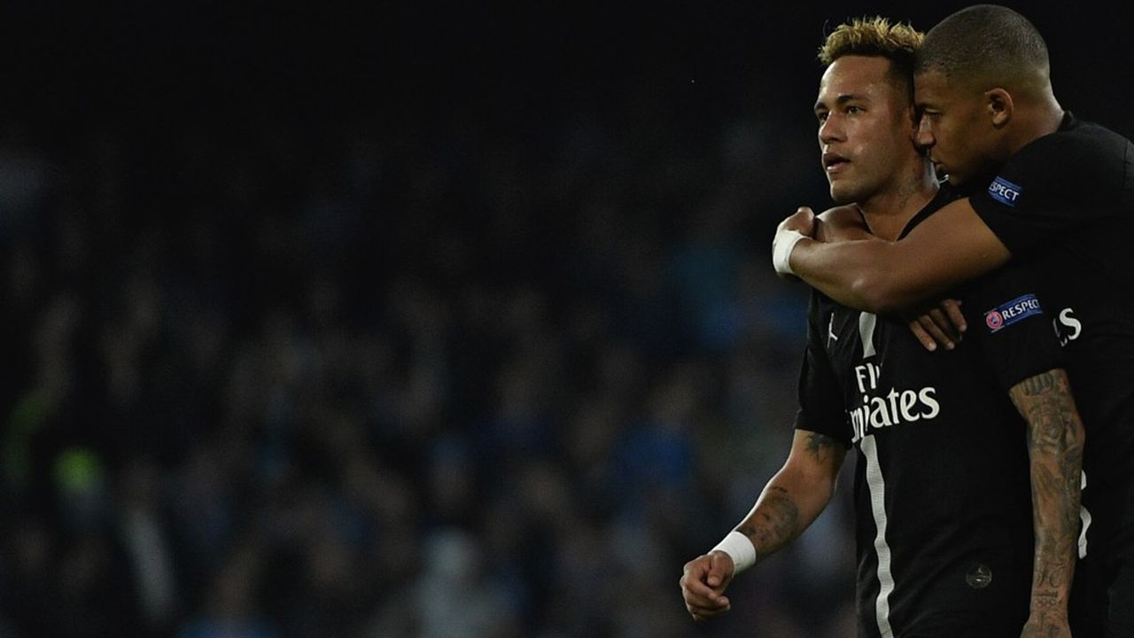 Le Français Kylian Mbappé enlace la star brésilienne du PSG Neymar, sur le départ.