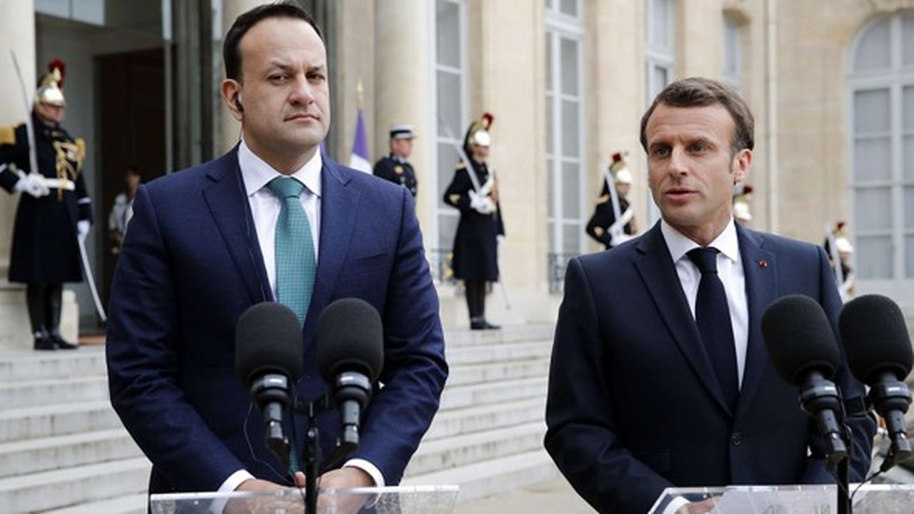Emmanuel Macron devant l'Elysée avec le Premier ministre irlandais Leo Varadkar