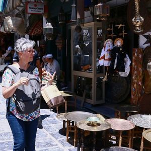 Affecté par les turbulences liées au « Printemps arabe » de 2011 puis le terrorisme, le tourisme tunisien connaît une franche reprise depuis deux ans. Les deux attentats-suicides survenus le 27 juin laissent toutefois à penser que le secteur n'est pas à l'abri d'une rechute.