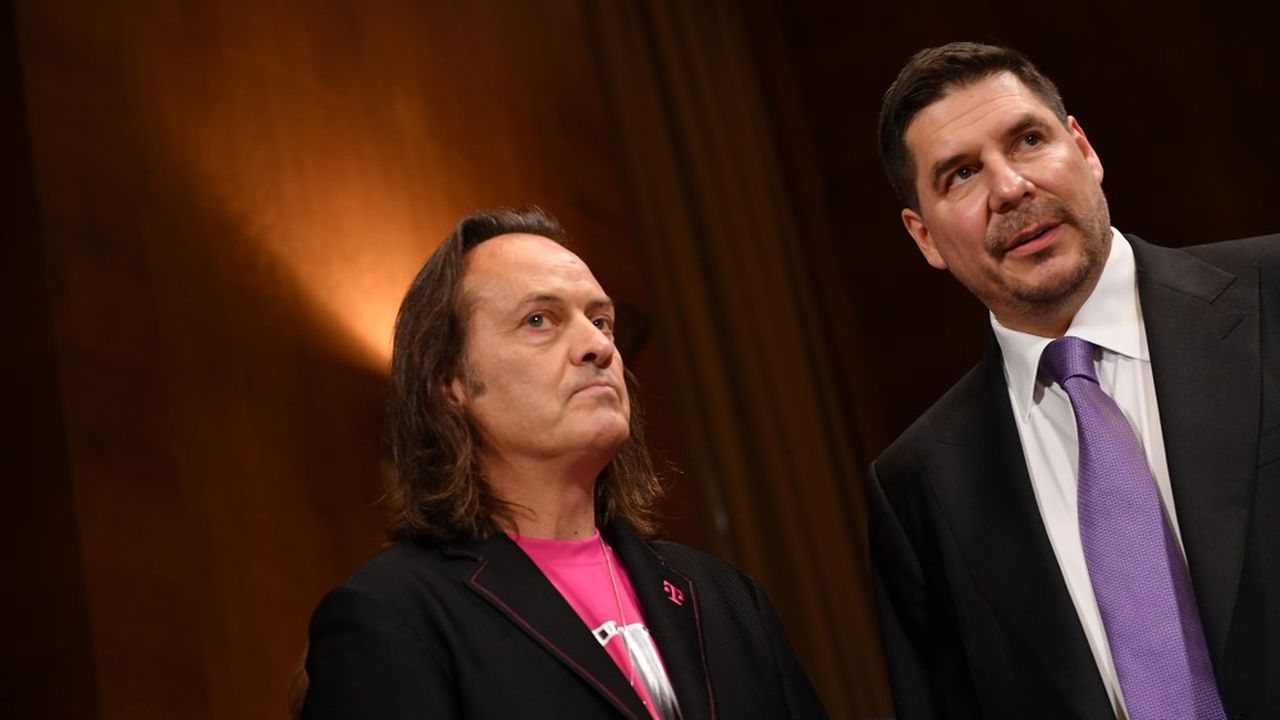 John Legere (gauche) et Marcelo Claure (droite), respectivement PDG de T-Mobile aux Etats-Unis et président exécutif de Sprint.