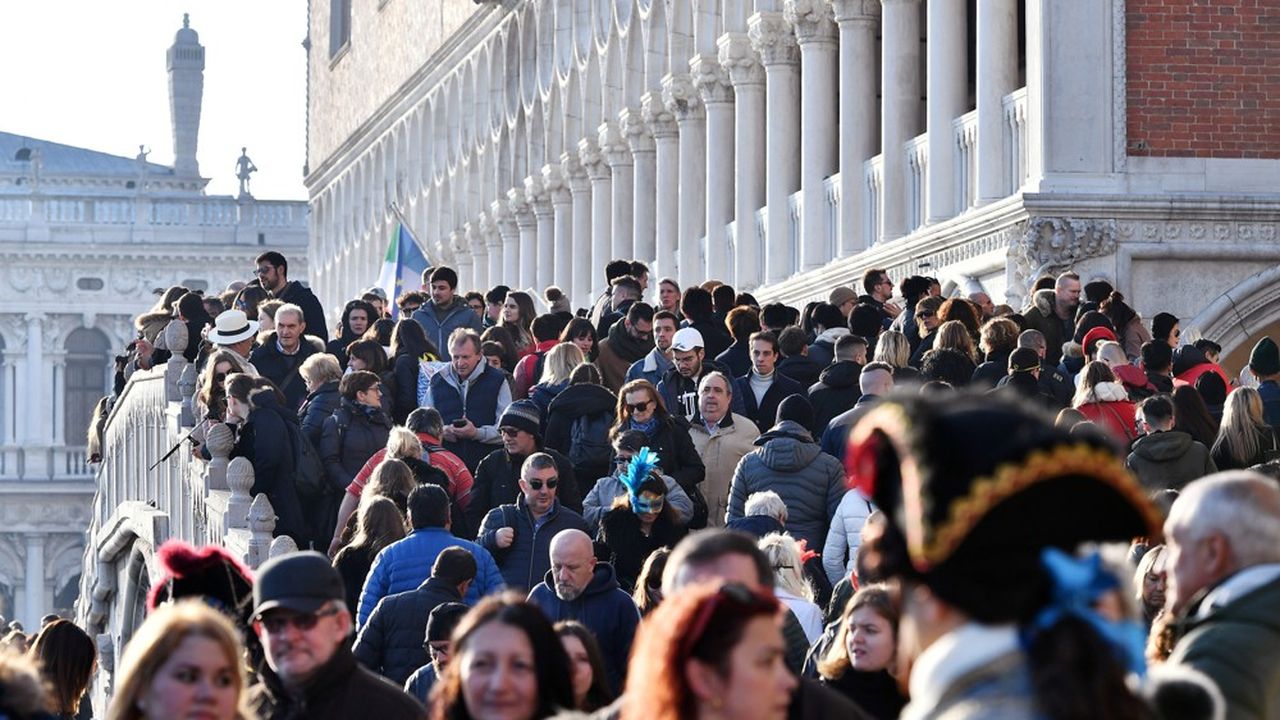 Plus de 30 millions de personnes visitent Venise chaque année. Un afflux de touristes qui fragilise le site construit sur la lagune.