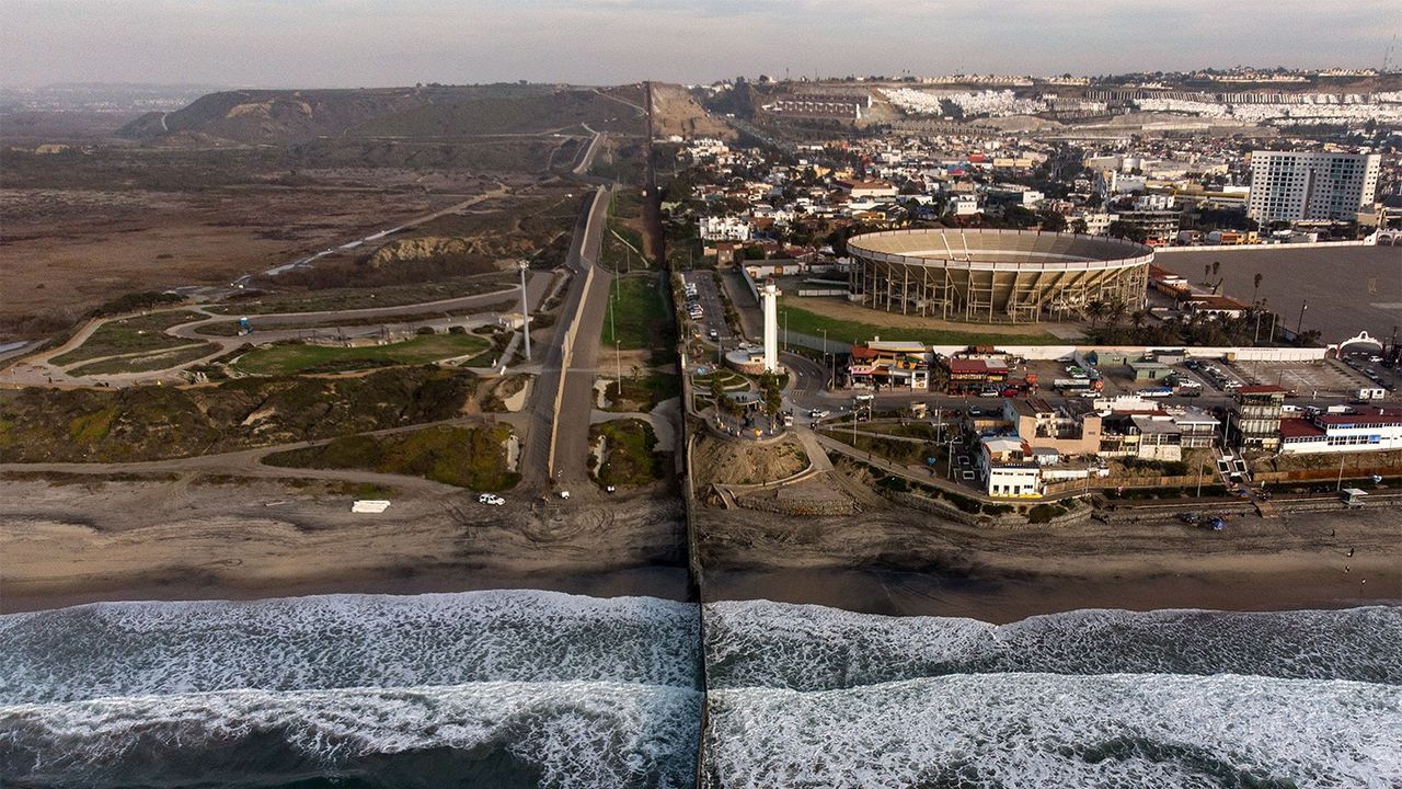 Le mur coupe en deux les plages de Tijuana (à droite le Mexique, à gauche les Etats-Unis). 