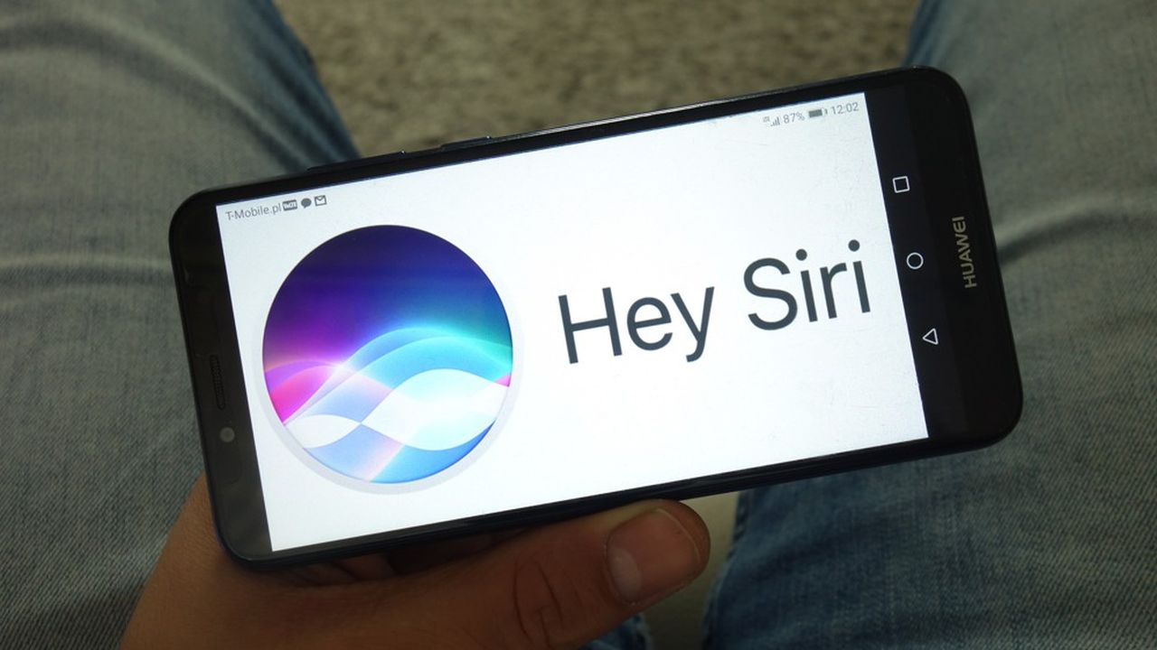 L'outil d'assistance intelligent Siri a été présenté en 2011 par Apple afin de répondre aux instructions verbales données par les utilisateurs.