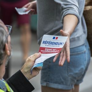 Les partisans du référendum distribuant des tracts à Paris.