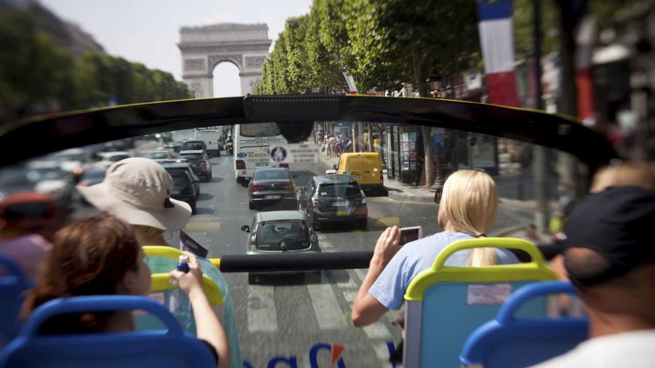 Un commerce aux Champs-Elysées se loue en moyenne 14.470 euros le mètre carré par an, selon Cushman & Wakefield.