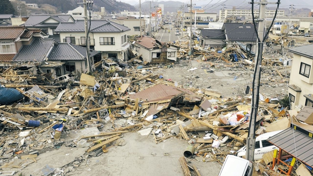 Землетрясение разрушение. ЦУНАМИ В Японии в 2011. Япония 2011 землетрясение и ЦУНАМИ. Землетрясение Тохоку 2011.