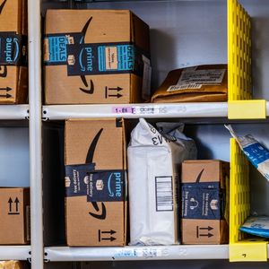 Les entreprises vendant leurs produits sur Amazon France verront la taxe prélevée par Amazon augmenter de 3 %.
