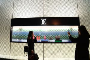 Un magasin Louis Vuitton à Nanning city, dans le sud de la Chine. Les progressions les plus spectaculaires du CAC40 reviennent au secteur du luxe, qui a su tirer profit du dynamisme du marché asiatique.