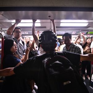 Des militants sont descendus dans des stations de métro à l'heure de pointe et ont maintenu délibérément les portes de wagons ouvertes pour empêcher les rames de partir.