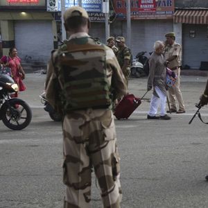 L'inde a renforcé un dispositif militaire déjà important au Cachemire indien, en y déployant 80.000 paramilitaires supplémentaires depuis dix jours.