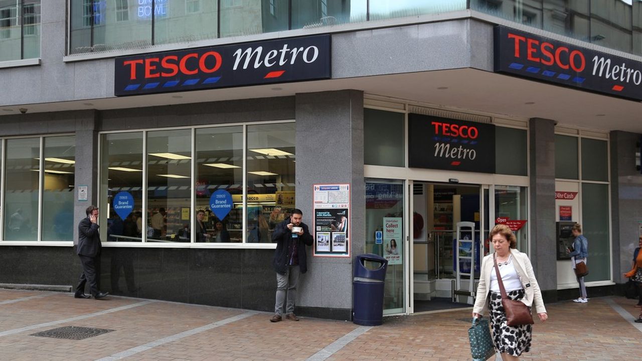 Tesco poursuit sa vaste restructuration en supprimant 4.500 emplois au Royaume-Uni.