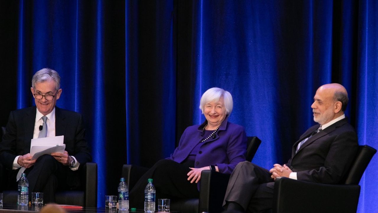 L'actuel patron de la Fed, Jerome Powell (à gauche), aux côtés de deux anciens responsables de l'institution, Janet Yellen (2014-2018) et Ben Bernanke (2006-2014) lors d'une conférence à Atlanta.
