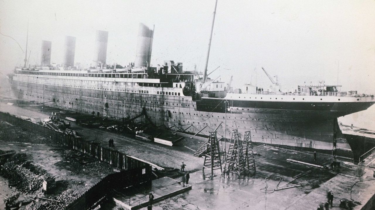 Les chantiers Harland & Wolff ont été fondés à Belfast en 1861 et ont notamment construit les paquebots de croisière de la White Star Line dont, à partir de 1908 le Titanis, qui faisait partie d'une commande de trois paquebots géants avec ses soeurs l'Olympic et le Gigantic.