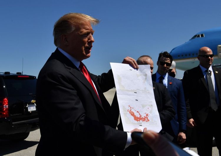 Donald Trump présentant deux cartes de l'Irak et de la Syrie représentant la présence du groupe Etat islamique.