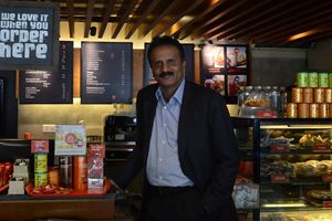 VG Siddhartha avait fondé la chaîne indienne Café Coffee Day en 1996. Le 8 octobre 2015, il posait pour des photographes dans l'une de ses enseignes d'Ahmedabad à l'issue d'une conférence de presse.