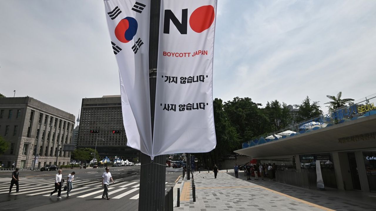 Uniqlo, qui a déclaré ce vendredi souffrir du boycott sud-coréen de ces produits, est une des victimes collatérales de l'escalade commerciale des tensions entre le Japon et la Corée du Sud.
