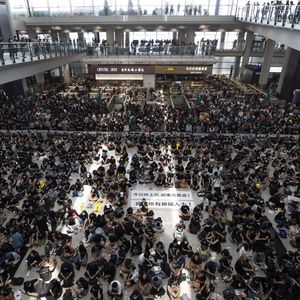 Plus de 5.000 manifestants participaient ce lundi à la manifestation dans l'aéroport international de Hong Kong.