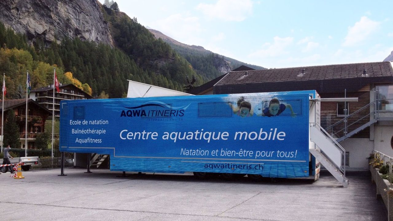 Pour l'apprentissage de la natation, ou l'aquathérapie dans le secteur de la santé, la start-up suisse Aqwa Itineris propose de pallier le manque d'installations fixes par un semi-remorque offrant un bassin de huit mètres sur deux.