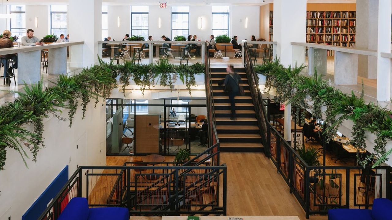 WeWork réaménage et loue des espaces de travail à des entreprises.